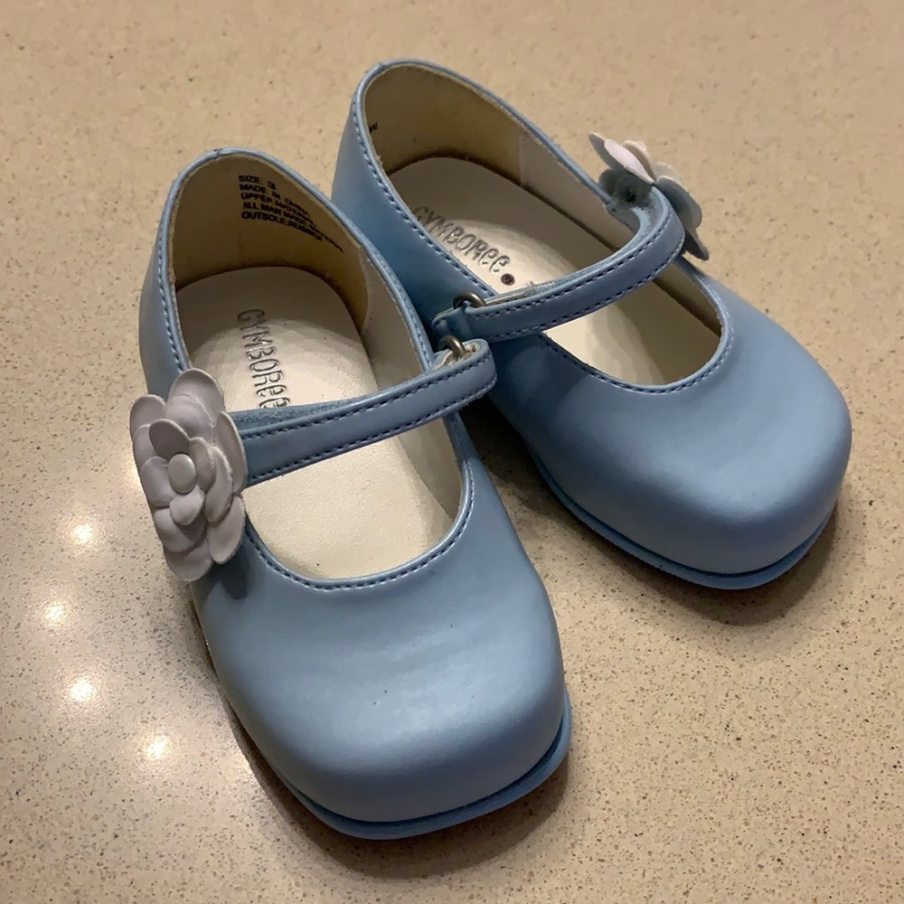 brand new pair of baby shoes size 3